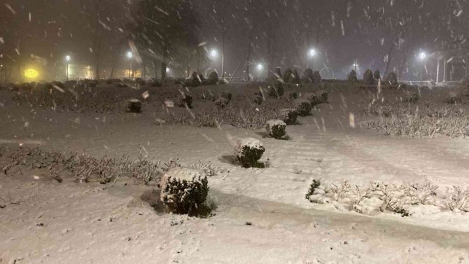 Çamlıca Tepesi’ne Lapa Lapa Kar Yağdı