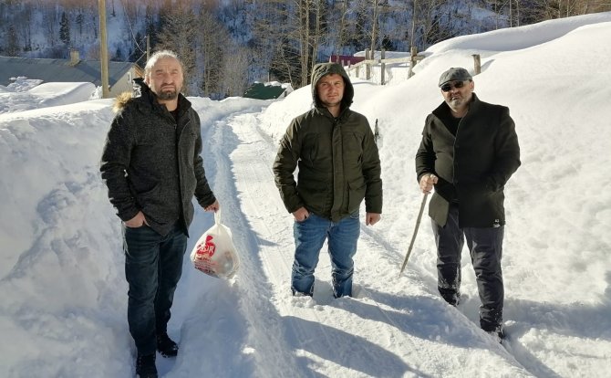 Karda Mahsur Kalanların İmdadına Belediye Ekipleri Yetişti