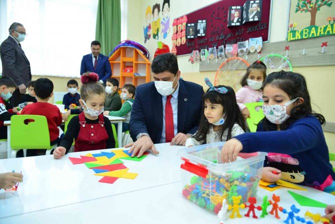 Öğretmen Başkan Öğrencilerin Karne Sevincini Paylaştı