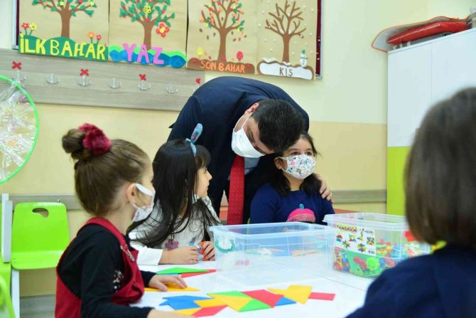 Öğretmen Başkan Öğrencilerin Karne Sevincini Paylaştı