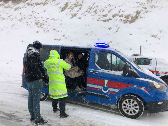 Kahramanmaraş’ta Yolda Kalan Vatandaşlara Yardım