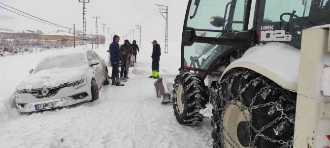 Kar Ve Tipi Nedeniyle Yolda Mahsur Kalanlar Kurtarıldı