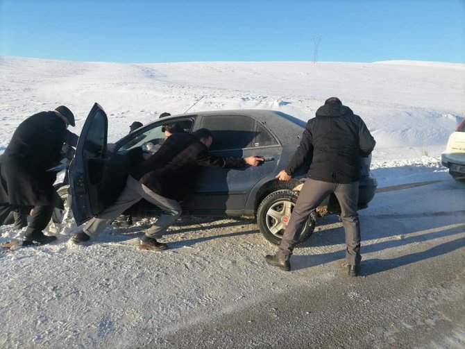 Kara Saplanan Araçtakilerin Yardımına Başkan Pekmezci Ve Ekibi Yetişti