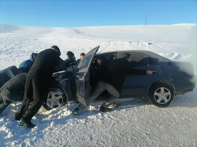 Kara Saplanan Araçtakilerin Yardımına Başkan Pekmezci Ve Ekibi Yetişti