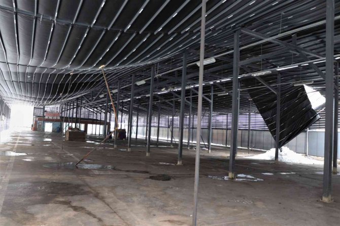 Karabük’te Pazar Yeri Ve Ahırın Çatısı Çöktü