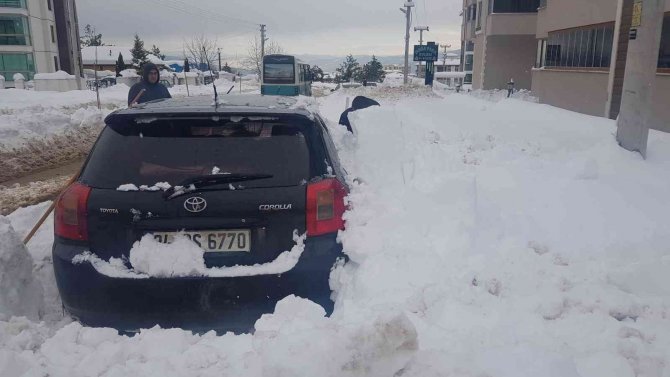 Kar Altında Kaybolan Araçlarını 4 Gün Sonra Çıkartabildiler
