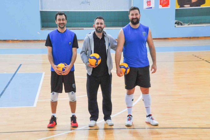 Karacabey Belediyespor Voleybolda İddialı