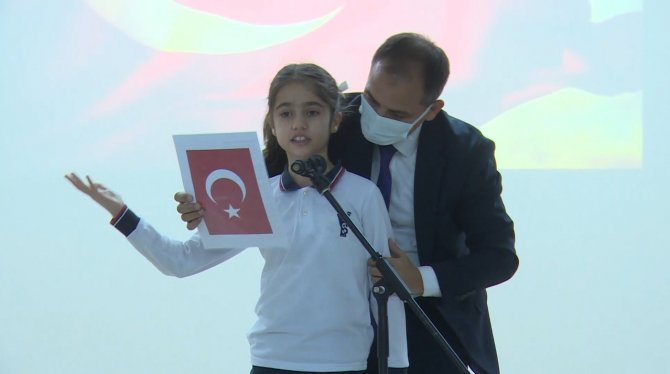 Karne Töreninde Okuduğu Şiiri Unutan Öğrenciyi Milli Eğitim Müdürü Desteği