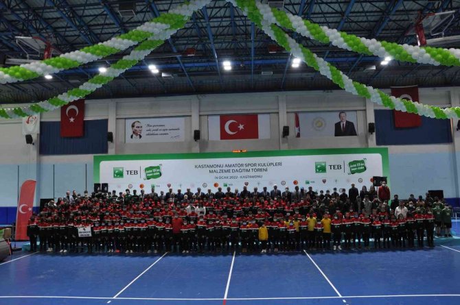 Bin 512 Sporcuya 10 Bin 500 Parça Spor Malzemesi Dağıtıldı