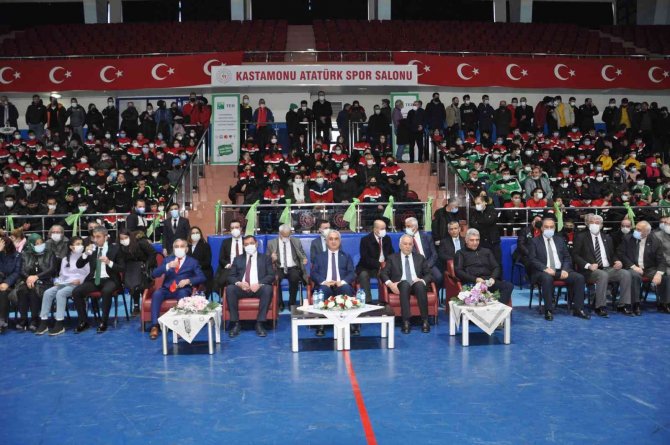 Bin 512 Sporcuya 10 Bin 500 Parça Spor Malzemesi Dağıtıldı