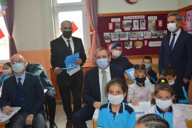 Ayvalık’ta Yarı Yıl Tatilinde Öğrencilerin Karne Heyecanı