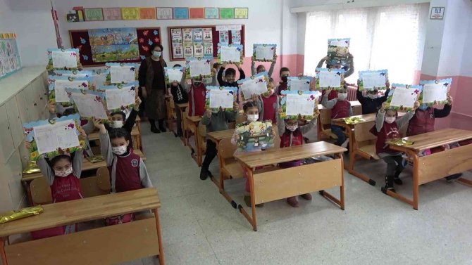 Kırıkkale’de Öğrencilerin Karne Sevinci