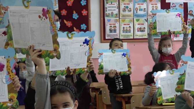 Kırıkkale’de Öğrencilerin Karne Sevinci