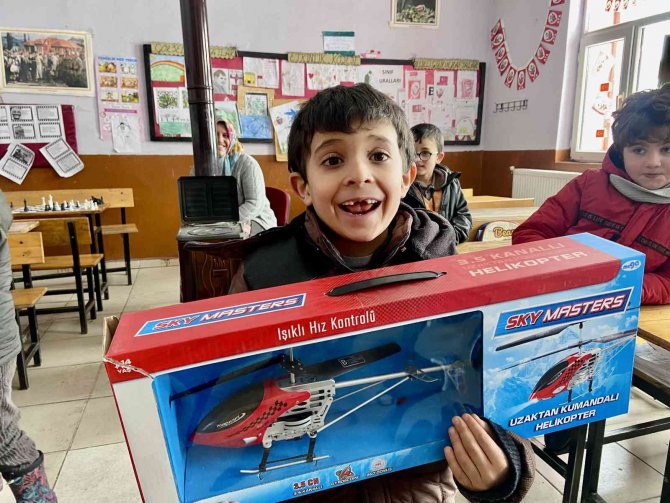 Köy Okullarında Eğitim Gören Binlerce Öğrenci Hayallerindeki Oyuncağa Kavuştu