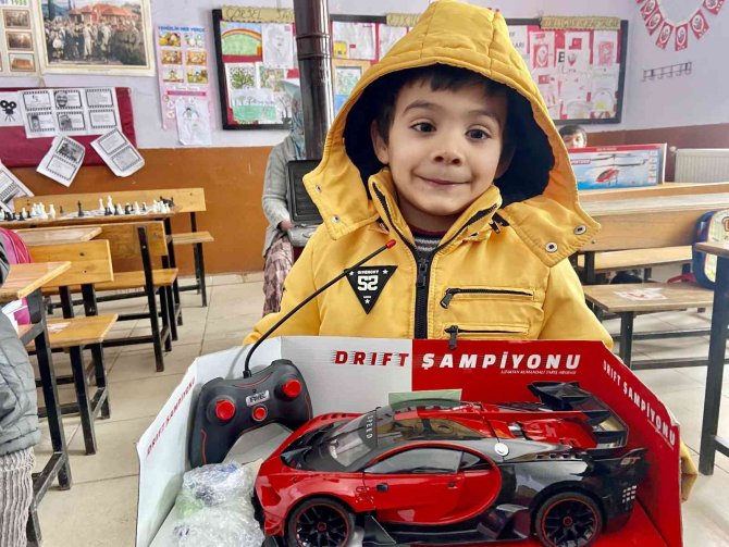 Köy Okullarında Eğitim Gören Binlerce Öğrenci Hayallerindeki Oyuncağa Kavuştu