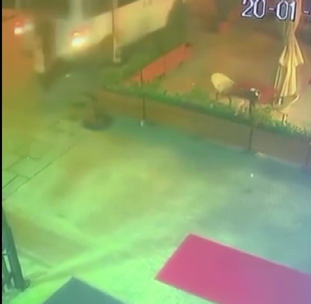 Maltepe’de Hafif Ticari Araç Kaldırımda Bekleyen 14 Yaşındaki Kızı Ezdi