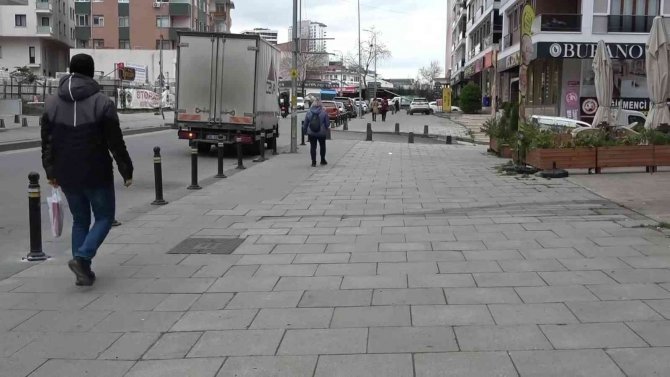 Maltepe’de Hafif Ticari Araç Kaldırımda Bekleyen 14 Yaşındaki Kızı Ezdi