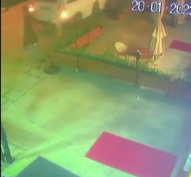 Maltepe’de Hafif Ticari Araç Kaldırımda Bekleyen 14 Yaşındaki Kızı Ezdi