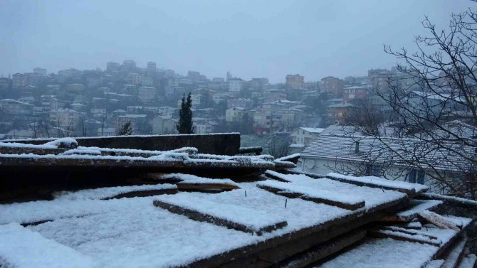 İ̇stanbul Anadolu Yakası’nda Kar Yağışı Etkili Oluyor