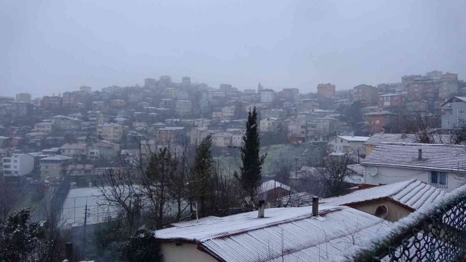 İ̇stanbul Anadolu Yakası’nda Kar Yağışı Etkili Oluyor