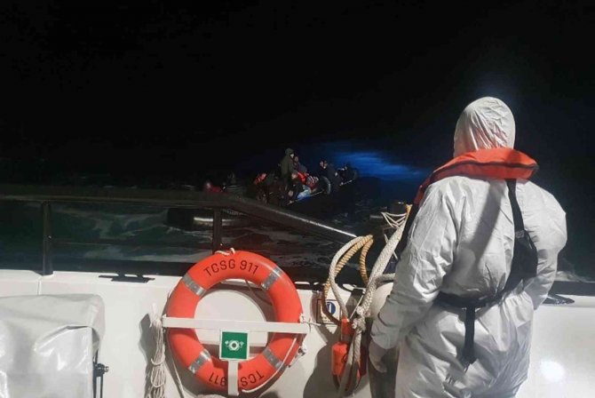 Yunanlıların Geri İttiği 21 Düzensiz Göçmen Kurtarıldı