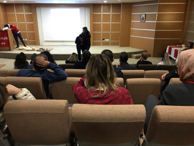 Elazığ’da Kızılay Tarafından Hastane Çalışanlarına İlk Yardım Eğitimi Verildi