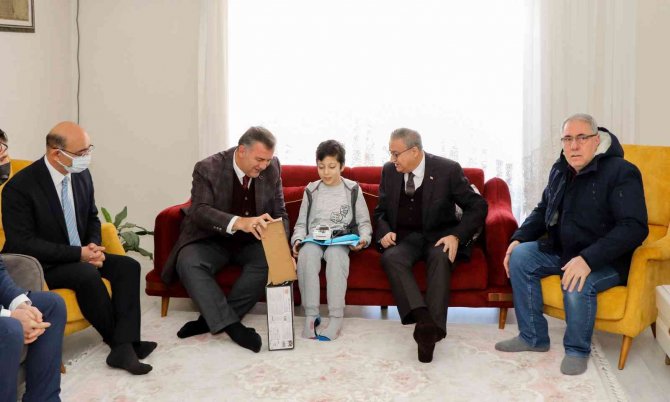 Vali Su, Evde Eğitim Gören Öğrenciye Karnesini Verdi