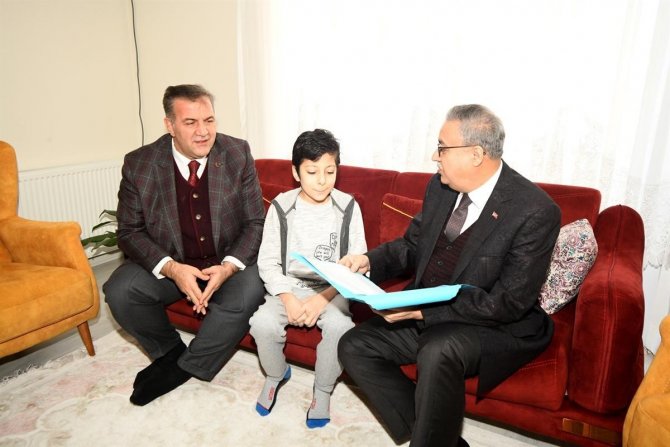 Vali Su, Evde Eğitim Gören Öğrenciye Karnesini Verdi