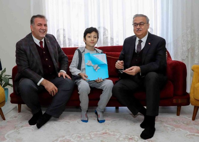 Vali Su, Evde Eğitim Gören Öğrenciye Karnesini Verdi