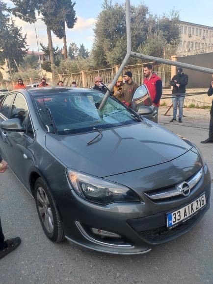Devrilen Direk Otomobilin Ön Camına Saplandı, Sürücü Şans Eseri Ölümden Döndü