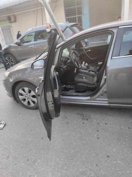 Devrilen Direk Otomobilin Ön Camına Saplandı, Sürücü Şans Eseri Ölümden Döndü