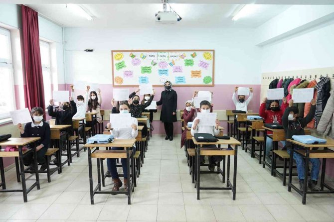 Bakan Özer: “Yarıyıl Tatilini Uzatmamızı Gerektirecek Herhangi Bir Durum Söz Konusu Değildir”