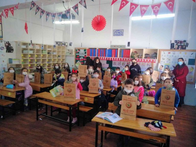 Ormancılardan Öğrencilere Karne Hediyesi ‘Fidan’