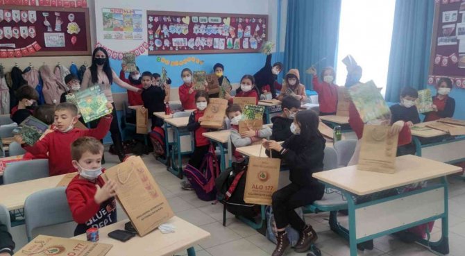 Ormancılardan Öğrencilere Karne Hediyesi ‘Fidan’