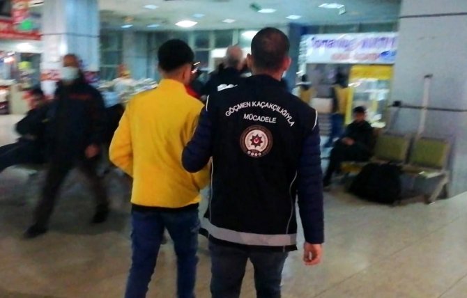 Sahte Pasaportla Yakalanan Yabancı Uyruklu 3 Kişi Sınır Dışı Edilecek