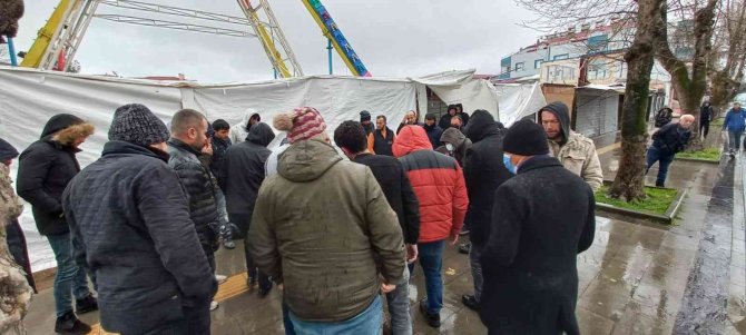 Kebapçıya Gitti, “Karımın Tütününe Zehir Kattınız” Diyerek Bıçakla Panik Yaşattı