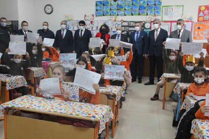 Vali Dağlı, Öğrencilerin Karne Heyecanına Ortak Oldu