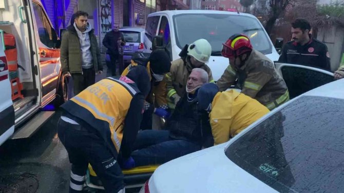 Sancaktepe’de İki Araç Çarpıştı, Sürücü Araçta Sıkıştı