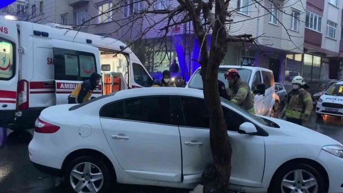 Sancaktepe’de İki Araç Çarpıştı, Sürücü Araçta Sıkıştı