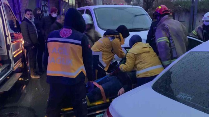 Sancaktepe’de İki Araç Çarpıştı, Sürücü Araçta Sıkıştı