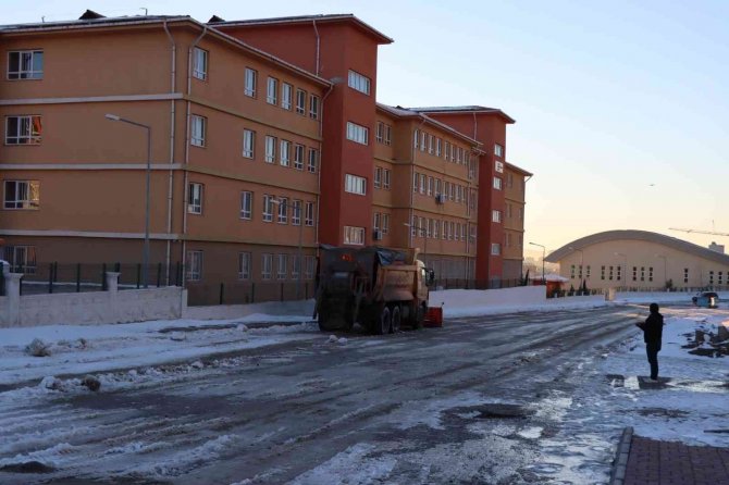 Şanlıurfa’da Karla Mücadele Çalışmaları Sürüyor