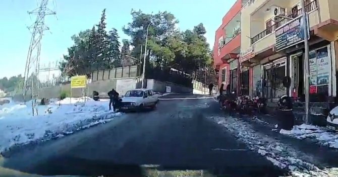 Şanlıurfa’da Buzlanan Yolda Kaza Anı Kamerada