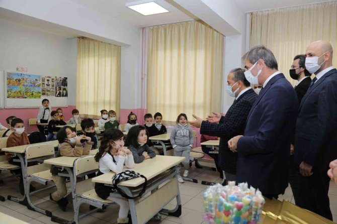 Serdivan’da Öğrenciler Karnelerine Kavuştu