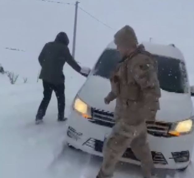 Şırnak’ta Jandarma Ekipleri Kirpi Ve Kobralarla Kar Mağduru 150 Vatandaşı Güvenli Bölgeye Çıkarttı