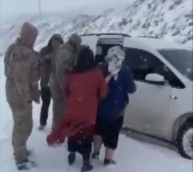 Şırnak’ta Jandarma Ekipleri Kirpi Ve Kobralarla Kar Mağduru 150 Vatandaşı Güvenli Bölgeye Çıkarttı