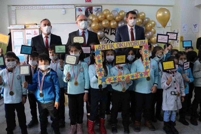 Öğrencilerin Karne Heyecanına Vali Ve Belediye Başkanı Da Ortak Oldu