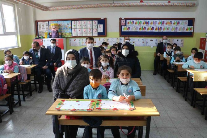 Öğrencilerin Karne Heyecanına Vali Ve Belediye Başkanı Da Ortak Oldu