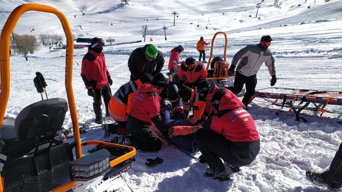 (Özel ) Uludağ’da Ayağını Kıran Kayakçının İmdadına Jak Yetişti