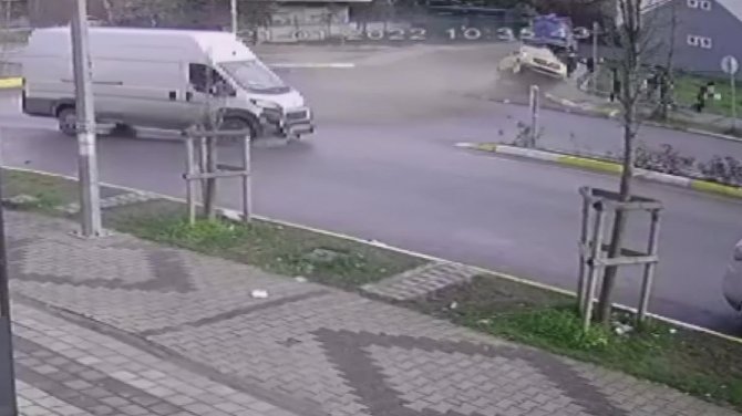 Dedesinin Aracını Kaçırdı, Polisten Kaçarken Kaza Yaptı