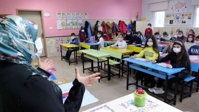 Karne Heyecanı Yaşayan Öğrenciler İkinci Dönemde Okulların Kapanmamasını İstedi